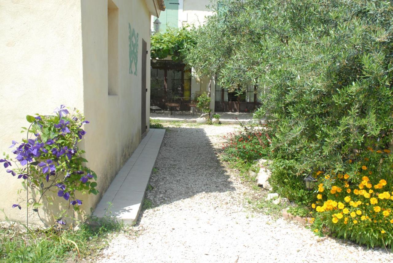 Gite Du Mas Des Oliviers Mézoargues Exterior foto
